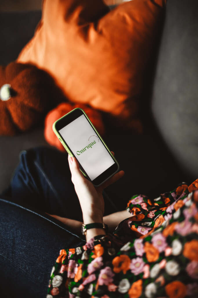 Une femme tient un téléphone dans sa main